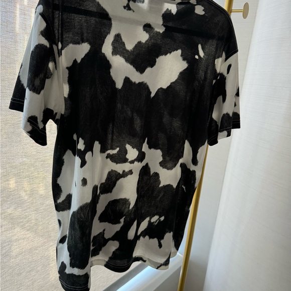 Burberry LOGO DETAIL COW PRINT COTTON OVERSIZED T-SHIRT IN BLACK - Picture 3 of 10